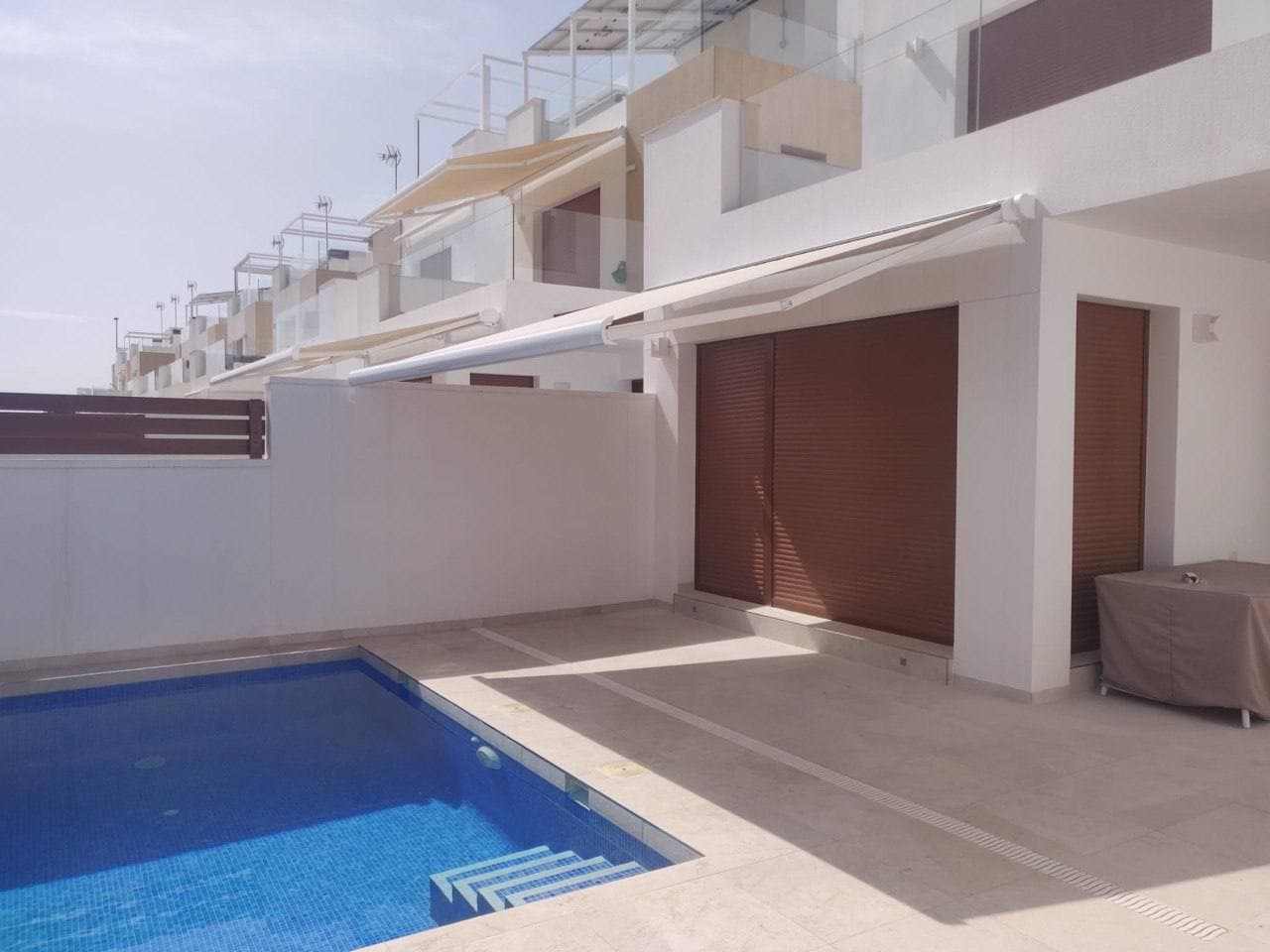 Toldo cofre sobre piscina